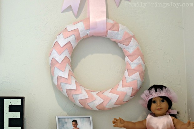 close up of pink and white chevron wreath familybringsjoy.com