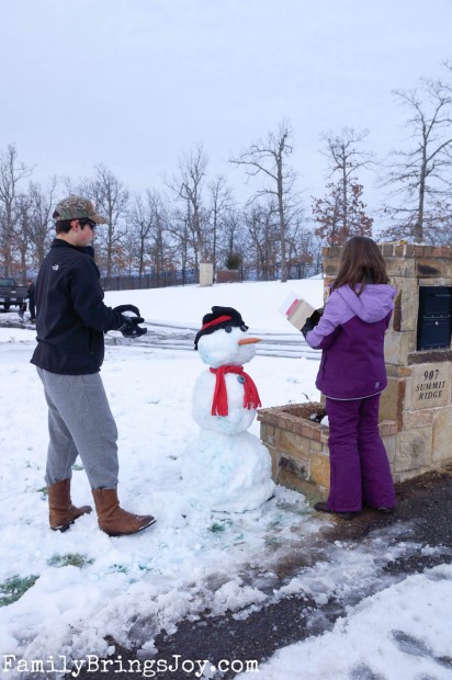 kids and snowman familybringsjoy.com