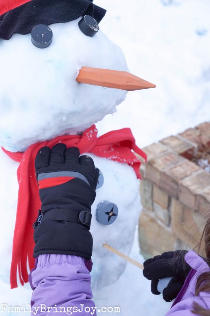 putting the button on the snowman familybringsjoy.com