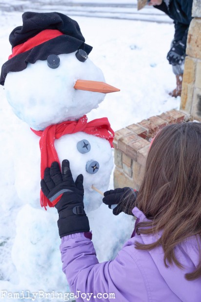 snowman making familybringsjoy.com