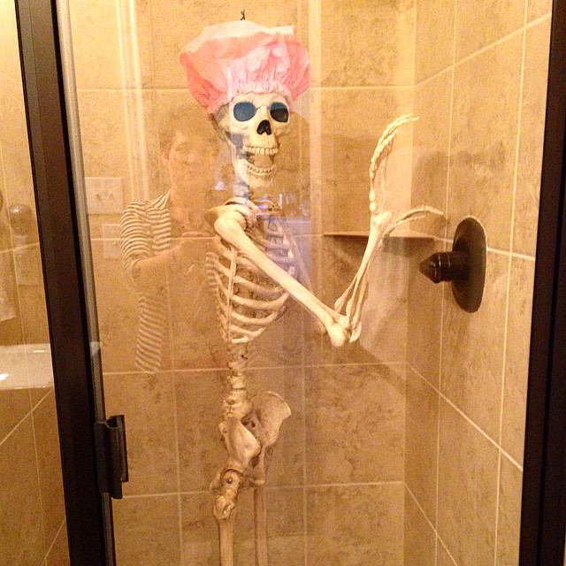 Look who was showering during book club yesterday in my friend's  bathroom?! #mademelaugh #skeleton #halloweendecor ??
